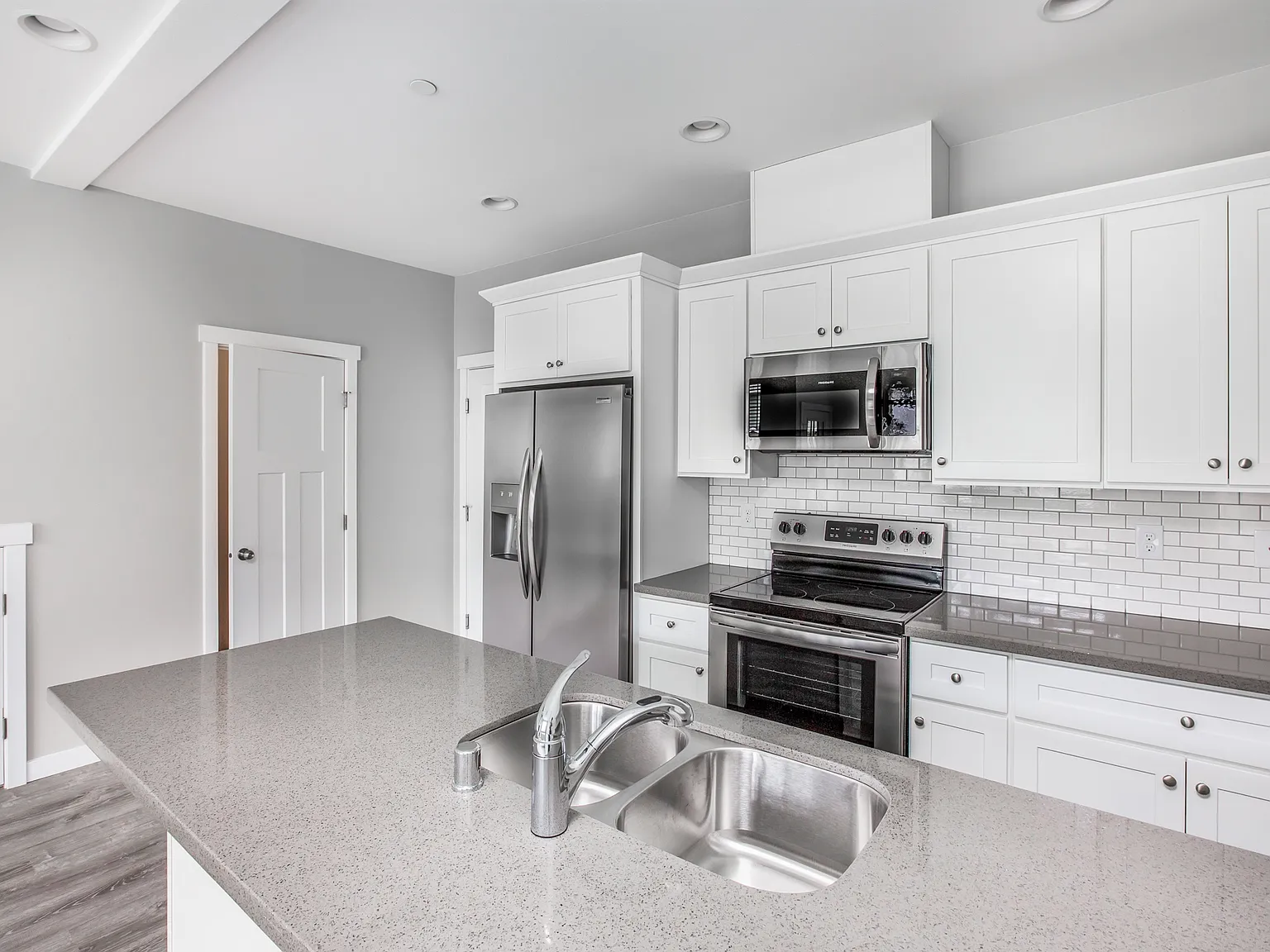 2 bed, 1.0 bath, 1300 sqft, $2,150 — Photo 2
