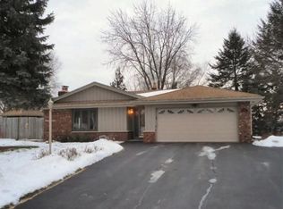 405 Drake Ct, Hartland, WI 53029