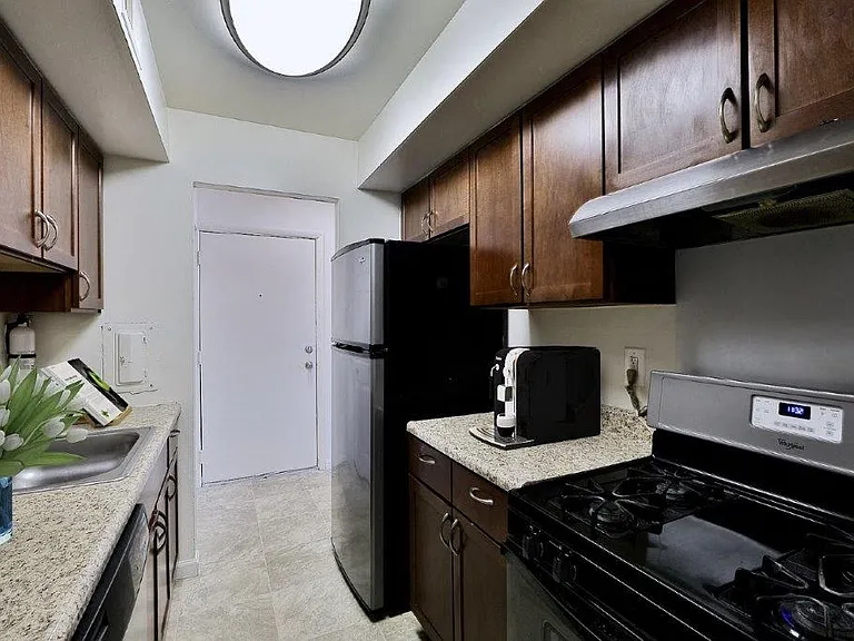 Village Square Apartments and Townhomes — Photo 2