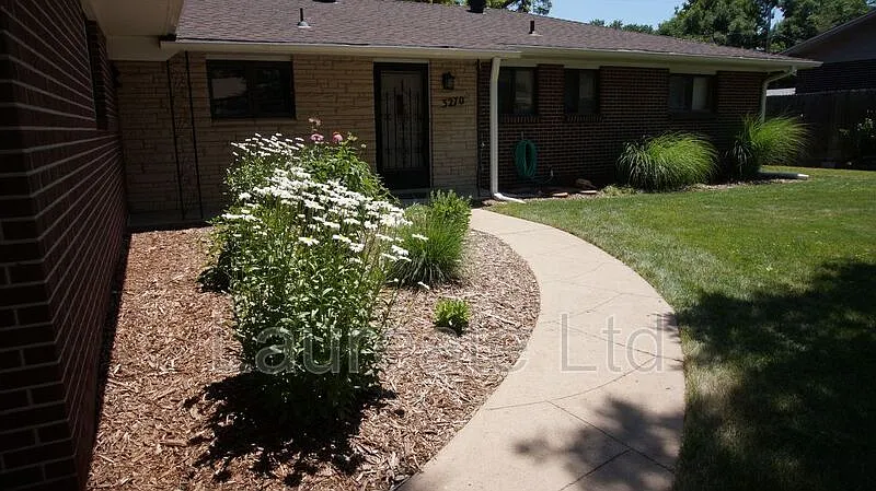 3 bed, 2.0 bath, 1820 sqft, $3,150 — Photo 2