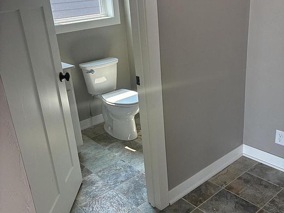 3rd image of 809 Arthur DRIVE