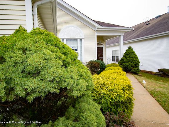 3rd image of 2 Bellflower Dr