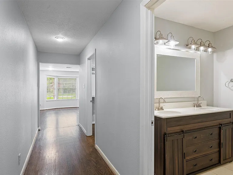 118 E Thornton Rd — Photo 16