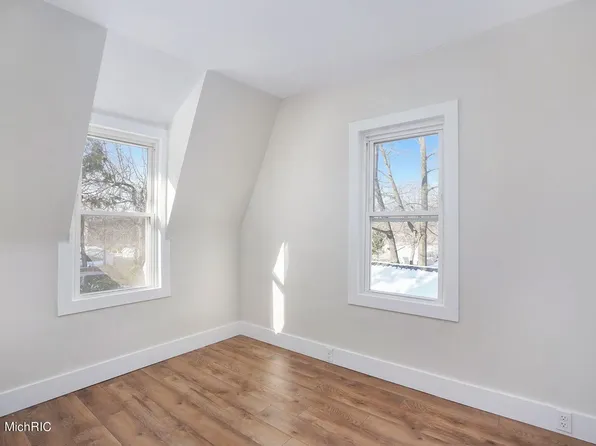 2916 Paris Ave NE, Grand Rapids, MI 49505