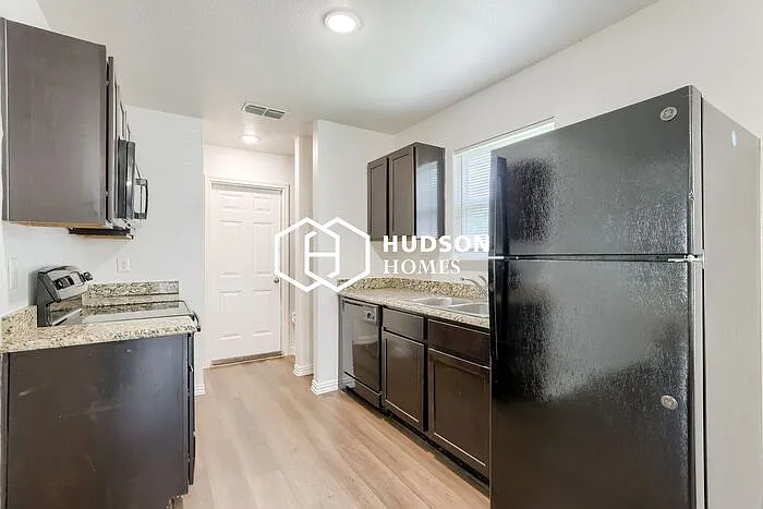 3 bed, 2.0 bath, 909 sqft, $1,515 — Photo 4