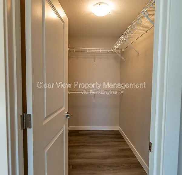 118 Sunridge Blvd W #UPPER LEVEL — Photo 11