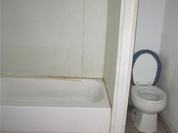2nd image of 2417 Russell Ave