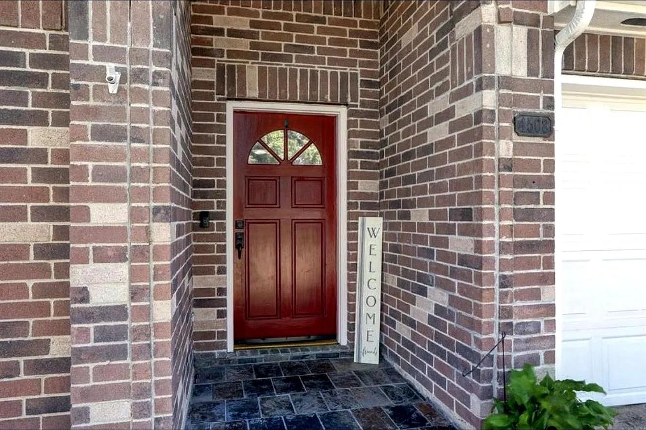 3 bed, 2.0 bath, 1735 sqft, $2,395 — Photo 2