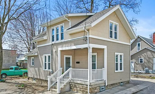 904 Zeeland Ct NE Photo 1