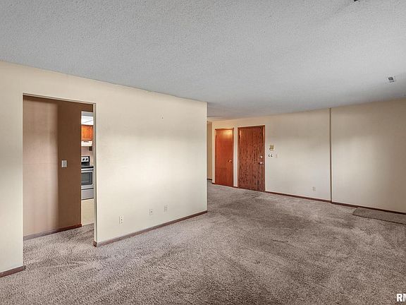 4th image of 4055 31st St