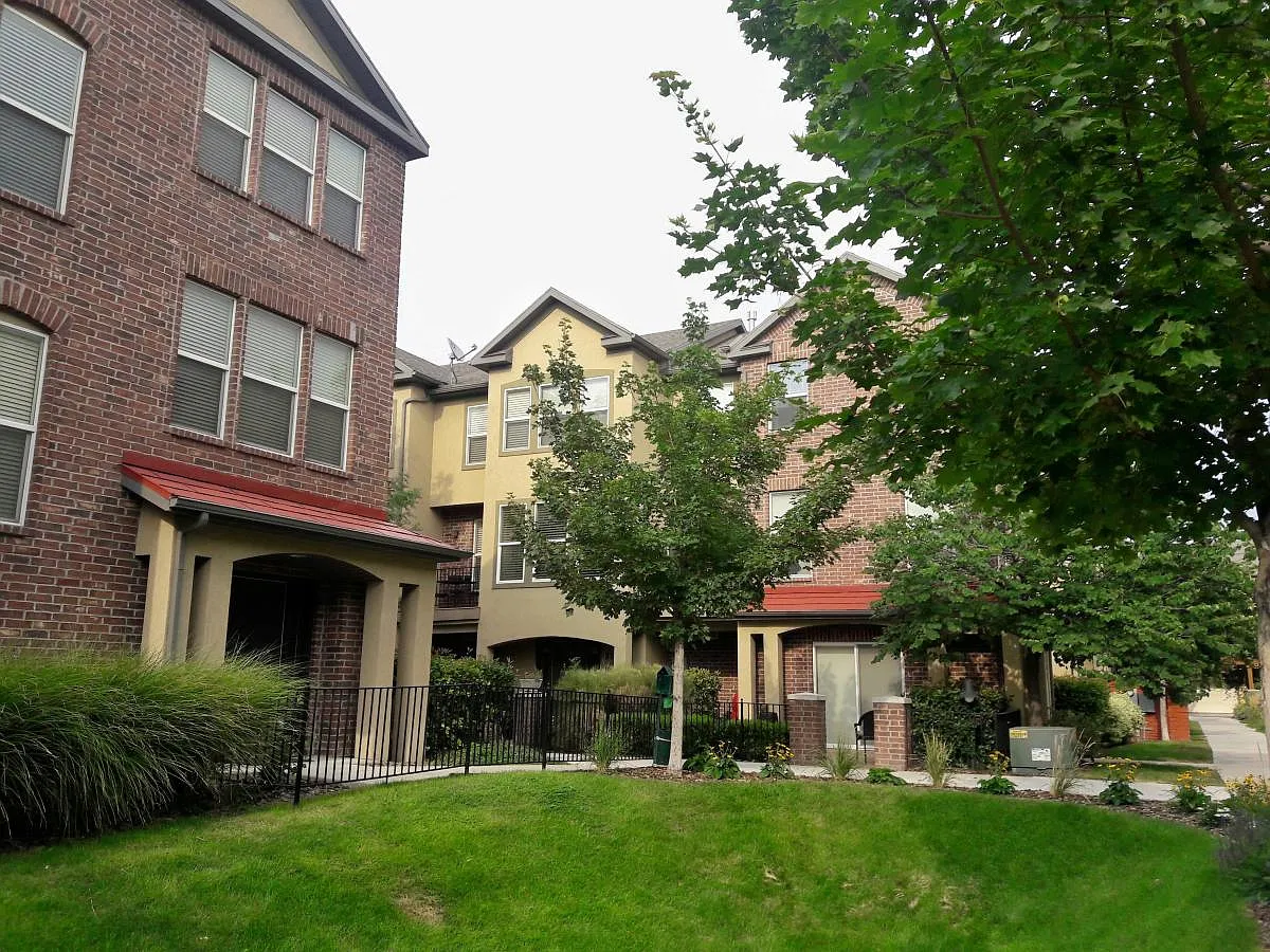 3 bed, 2.5 bath, 1716 sqft, $2,400 — Photo 2