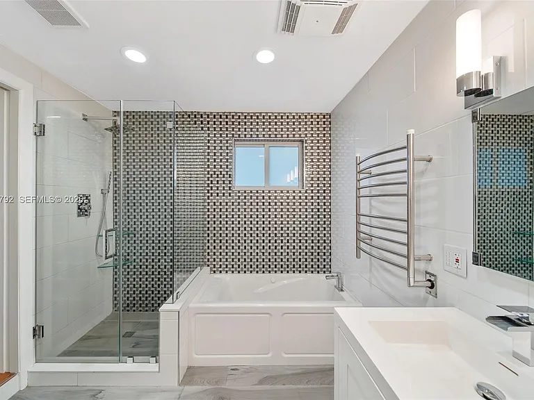 1102 NE 117th St — Photo 11