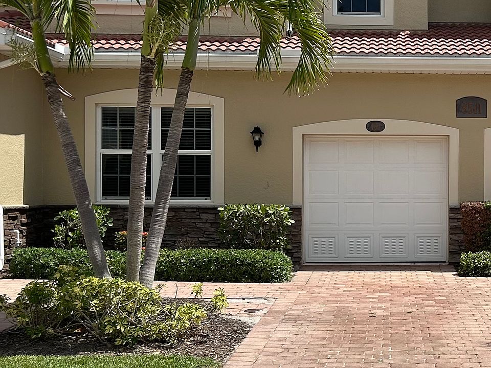 1st floor Condo, 1 car attached garage with garage door opener.