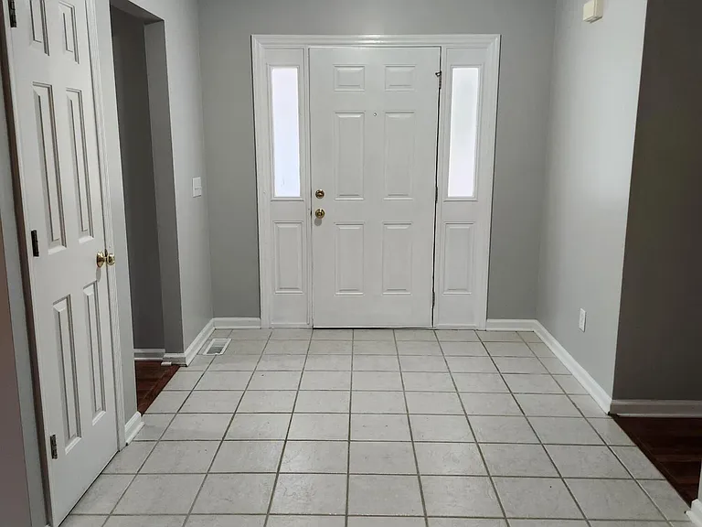 370 Sandhills Cir — Photo 2