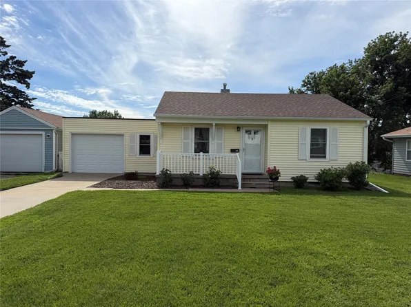 309 E 20th St S, Newton, IA 50208