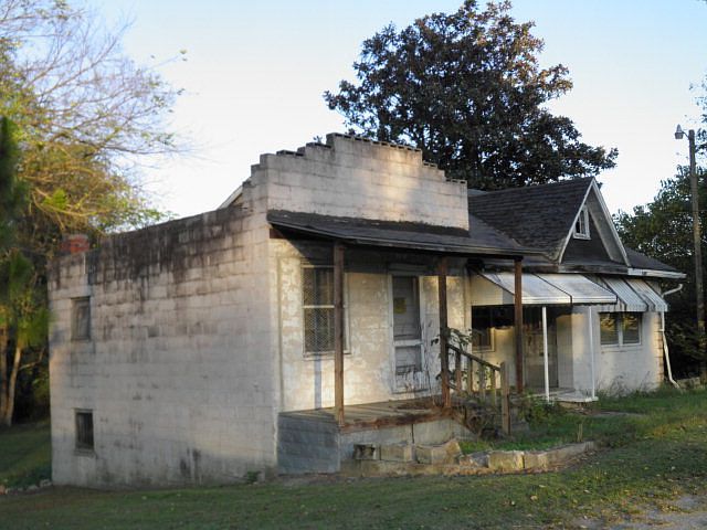 2nd image of 608 W 1st St