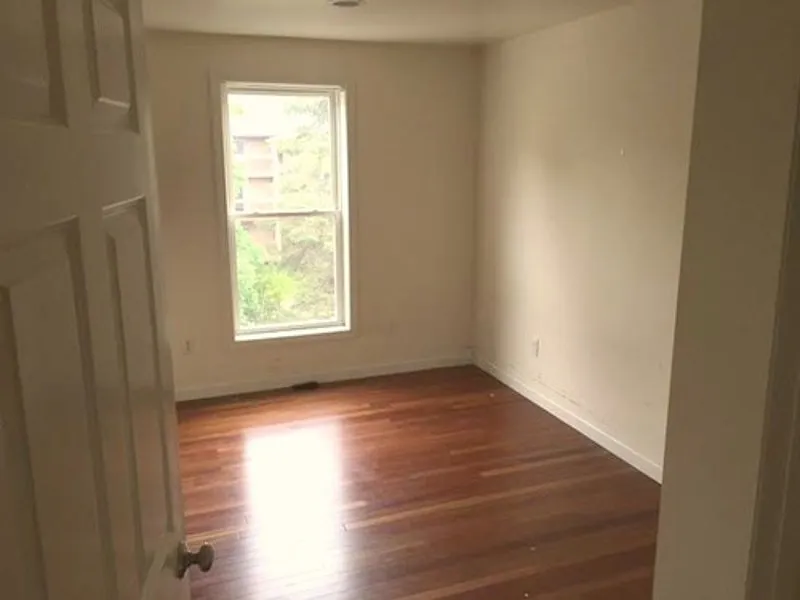 6 bed, 2.0 bath, $6,720 — Photo 4