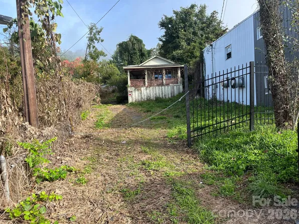 605 Oak Ave, Spruce Pine, NC 28777