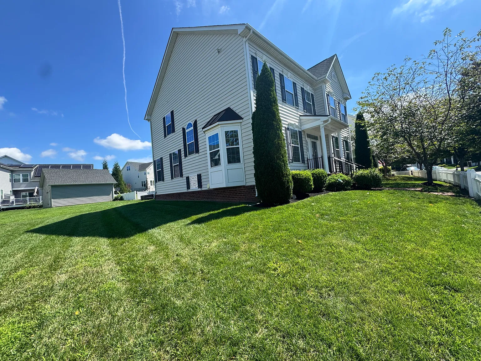 5 bed, 4.5 bath, 4228 sqft, $4,500 — Photo 2