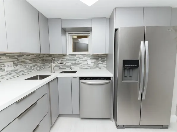 8323 Lake Dr APT 402, Doral, FL 33166