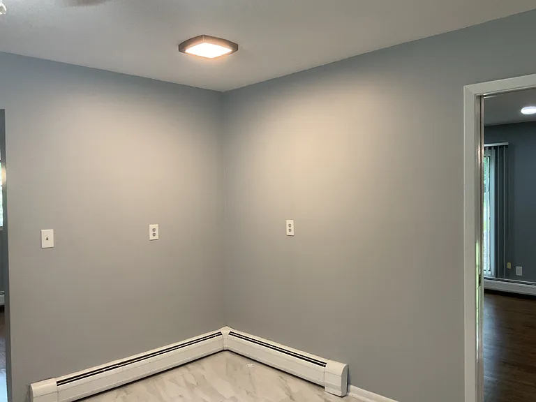 442 Surrey Ln — Photo 4