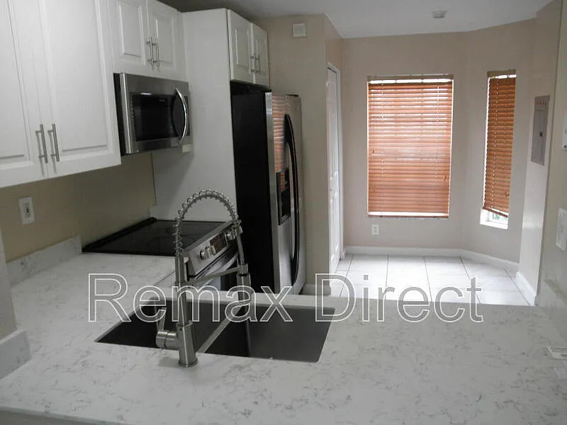 3 bed, 2.0 bath, $2,100 — Photo 2