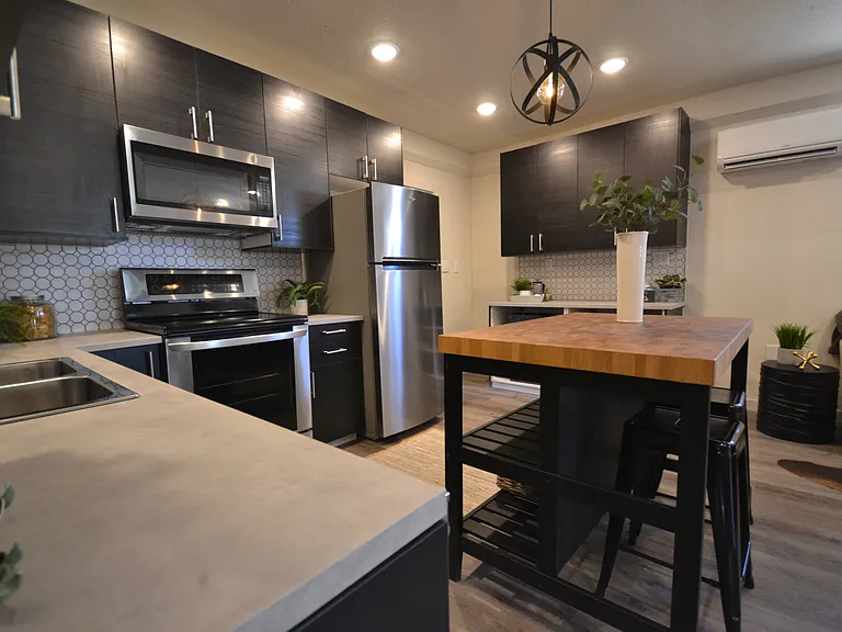560 SW Paiute St #B — Photo 7