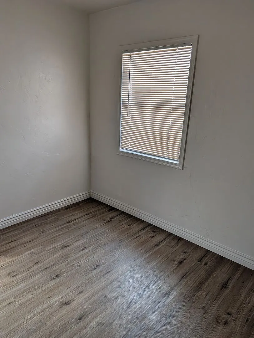 317 E Maple St — Photo 3