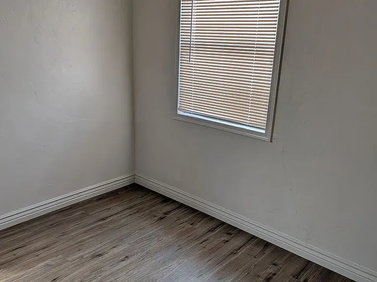 317 E Maple St — Photo 3