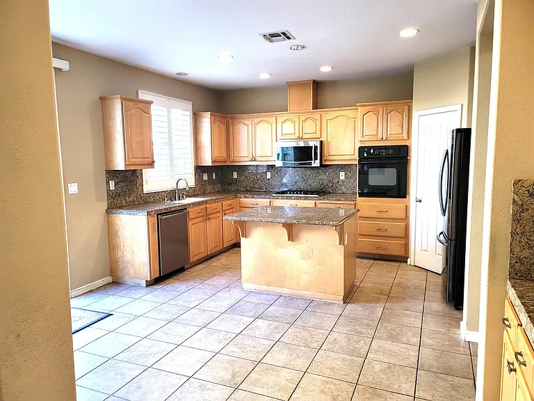 533 Stirling Ct — Photo 22