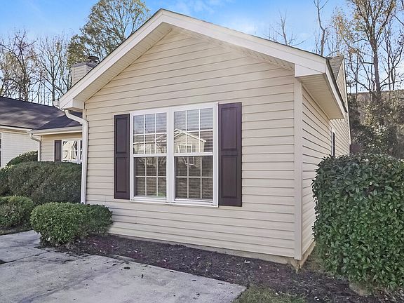 3rd image of 2733 Fairstone Ave