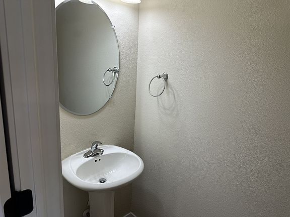 5th image of 223 NE 45th Ln