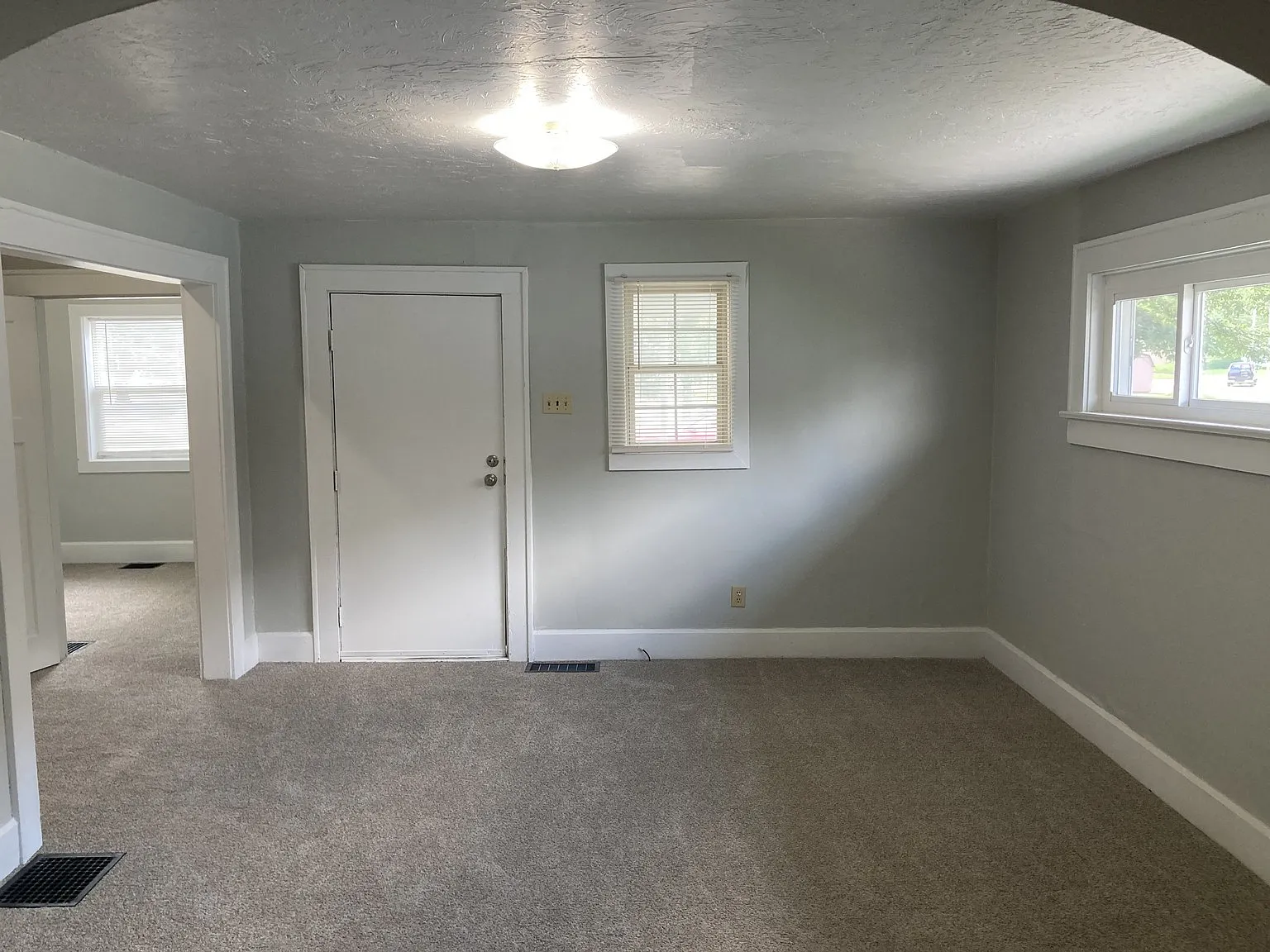3 bed, 1080 sqft, $999 — Photo 4
