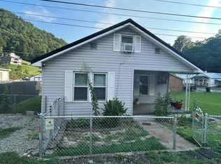 58 6th St, Oceana, WV 24870