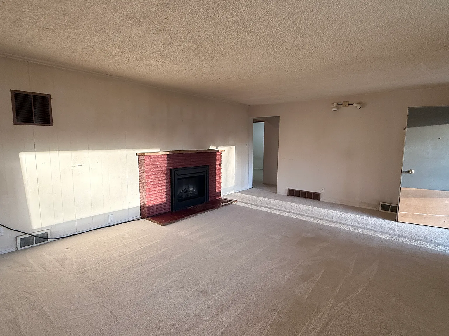 4 bed, 1340 sqft, $2,600 — Photo 3