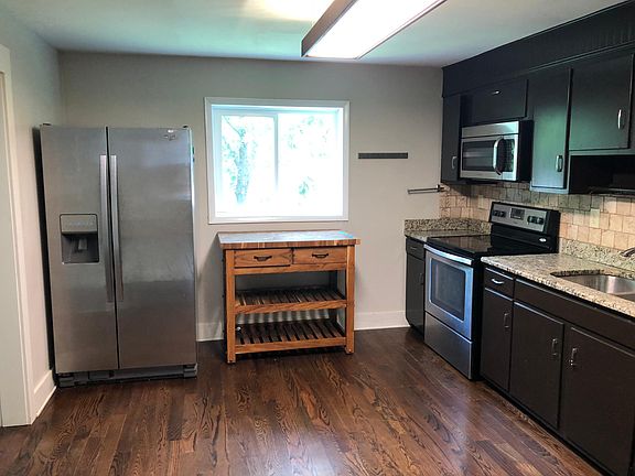 Kitchen with optional island (pushed from center for cleanin