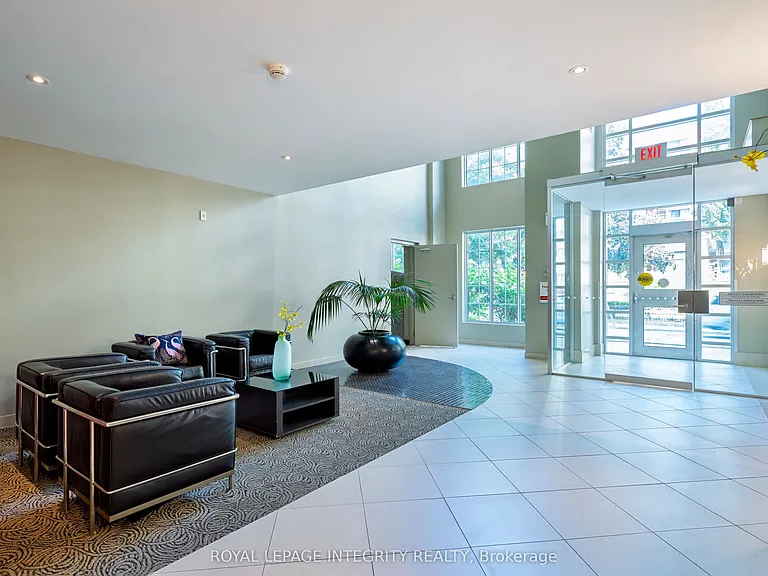 138 Somerset St W #203 — Photo 6