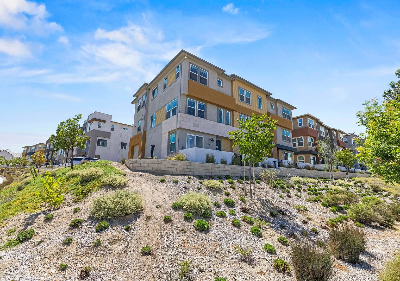 Modern Luxury Home with Scenic Views in Valencia's Five Points Community — Photo 2
