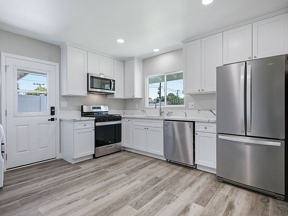 3rd image of 1076 El Campo Dr