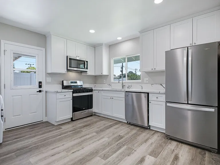 1076 El Campo Dr — Photo 3