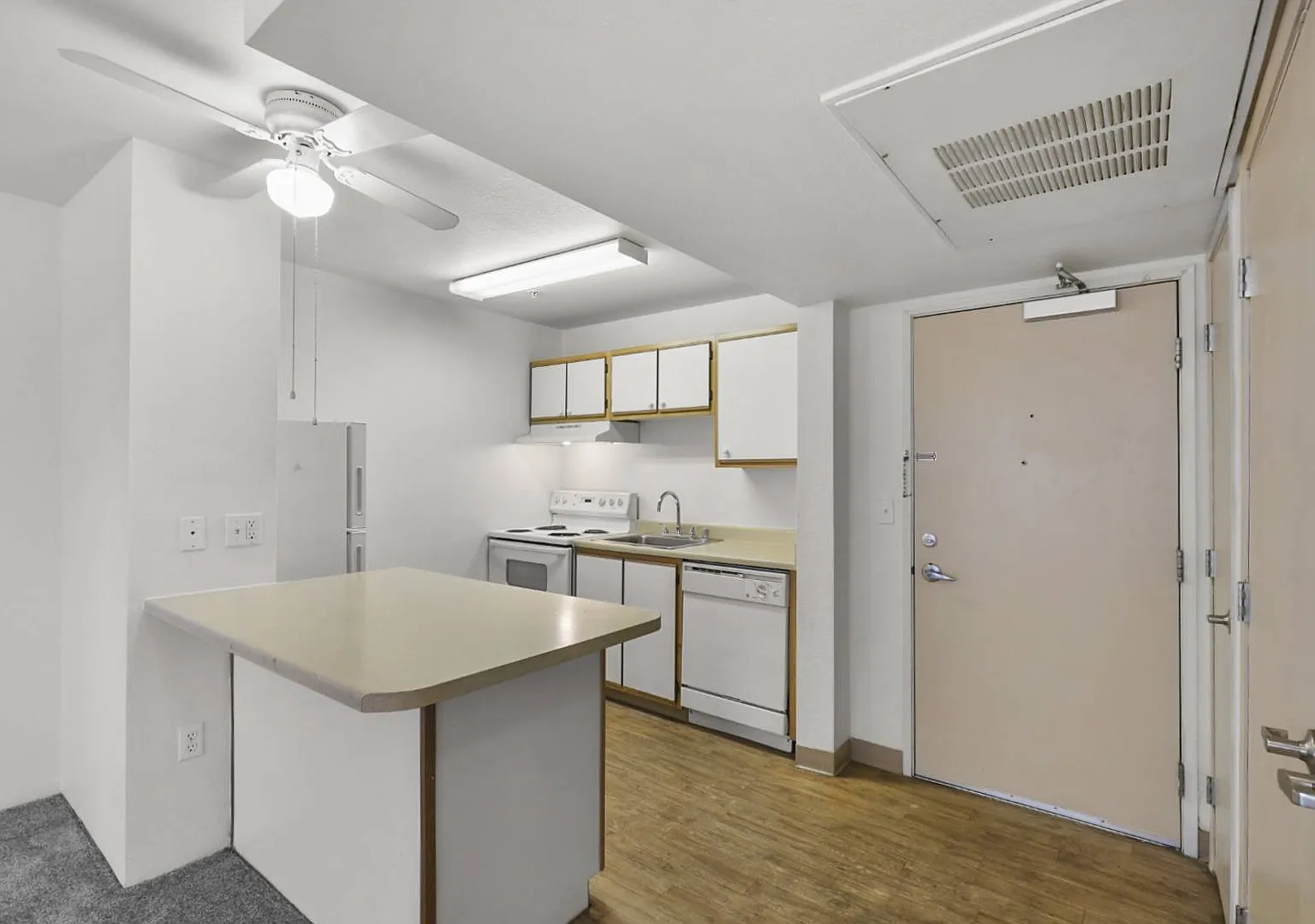 El Paseo Apartments — Photo 3