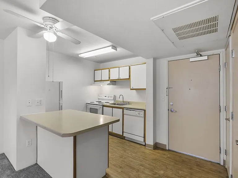 El Paseo Apartments — Photo 3