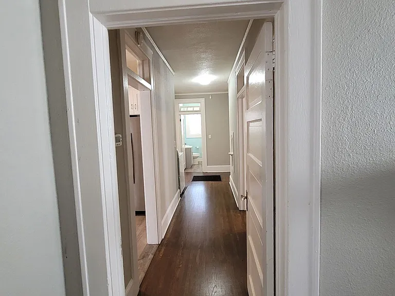 2243 Winona Ave — Photo 17