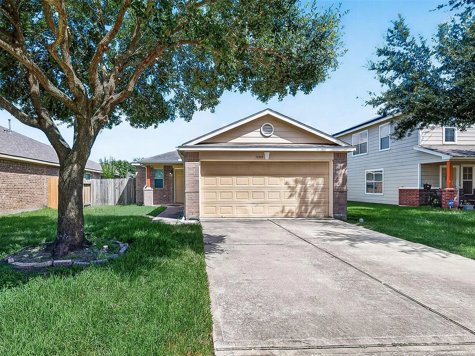 3 bed, 2.0 bath, 1304 sqft, $2,100 — Photo 3