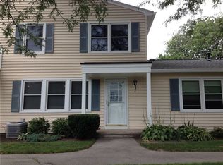 4 Falcon Ln W, Fairport, NY 14450