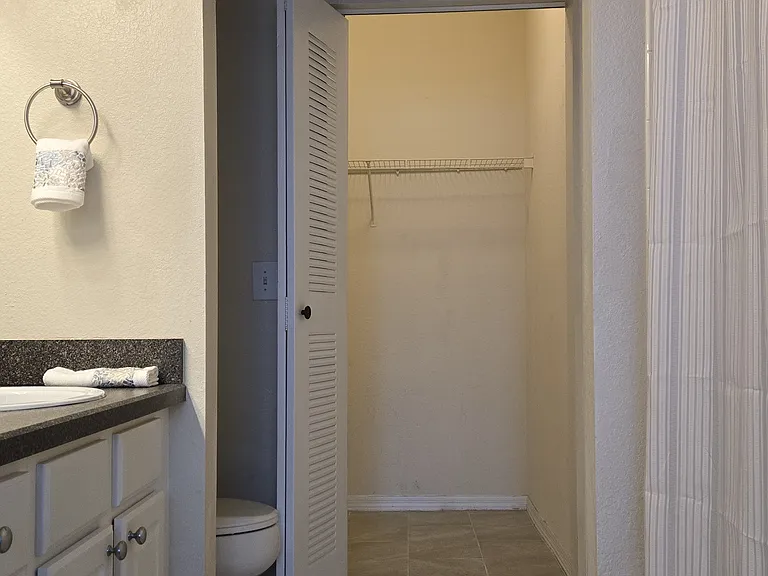 2nd bath and walk-in closet