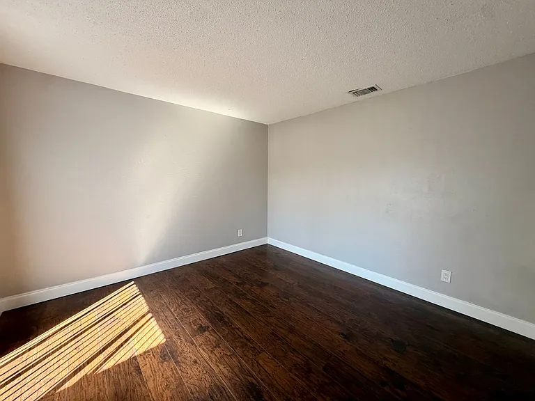 21-24 Springwood Sq — Photo 9