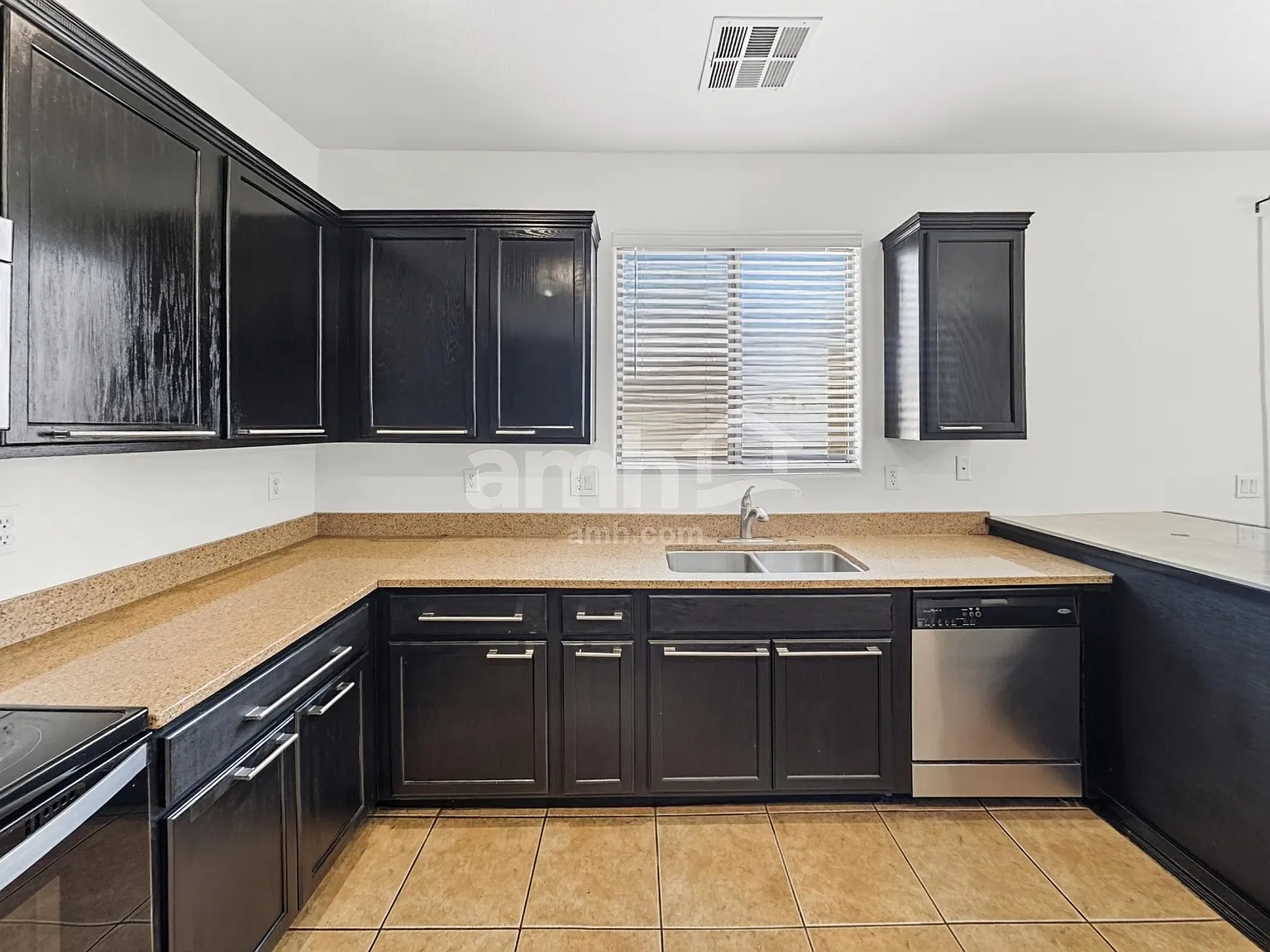 4 bed, 3.0 bath, 2406 sqft, $2,400 — Photo 4