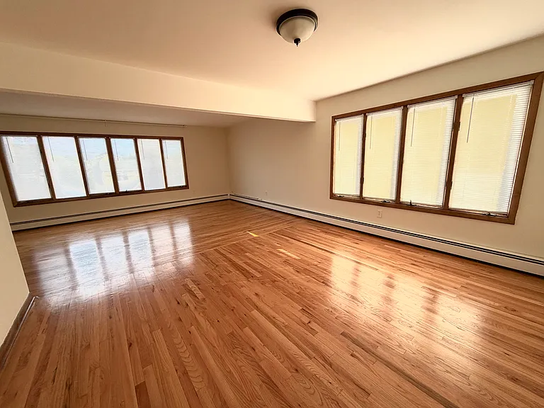 193 Banta Ave — Photo 4