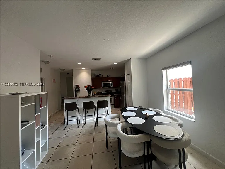 2410 NE 4th St — Photo 6